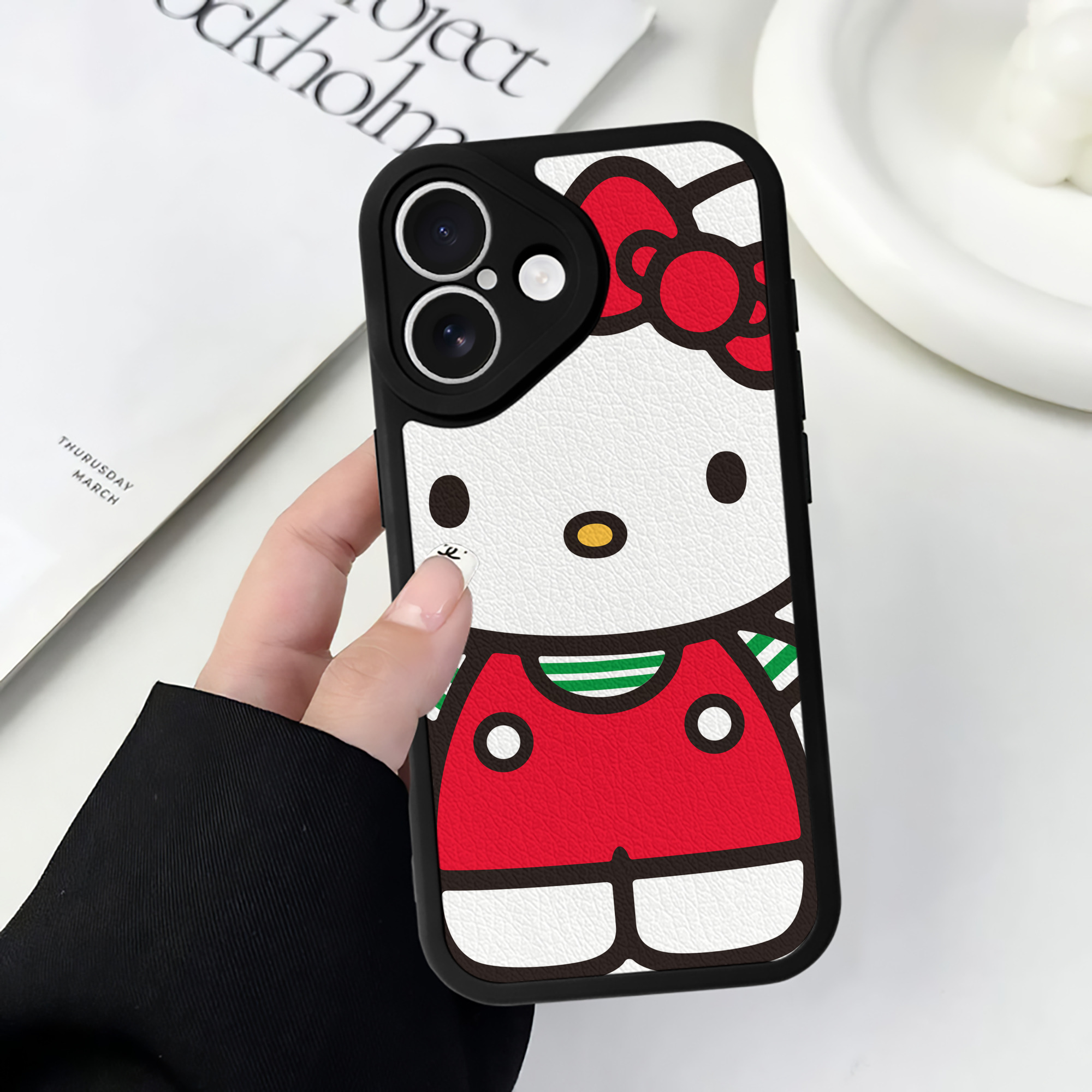 （画像用） Hello Kitty ハローキティ 【iPhone 16シリーズ対応】シリコンスマホケース（レザー調） 材質：シリコン